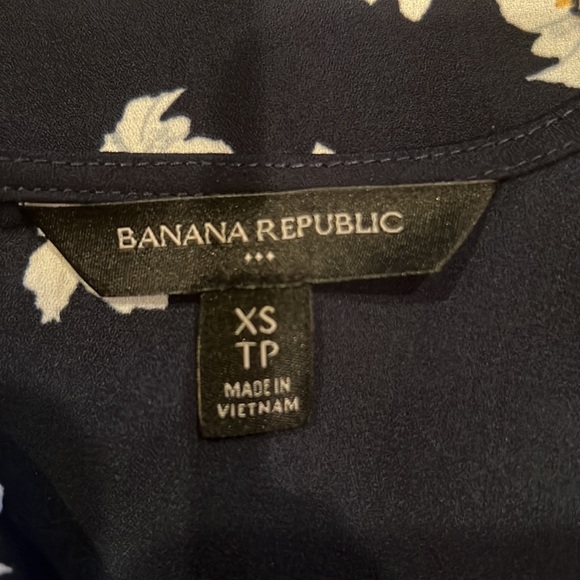 Banana Republic Navy blouse with beautiful white flowers/grey/yellow nice Flowy - Picture 11 of 12